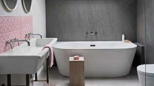 Comment organiser une salle de bain sans rangement – ​​4 solutions flexibles pour réussir