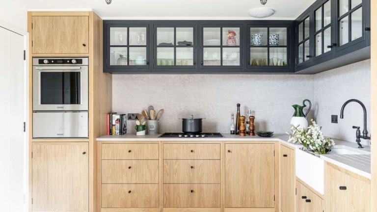 Quoi mettre dans les armoires de cuisine hautes – selon les organisateurs et designers professionnels Quoi mettre dans les armoires de cuisine hautes – selon les organisateurs et designers professionnels