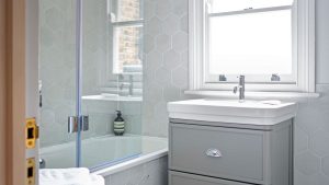 6 erreurs de rénovation de salle de bain qui moisissent votre salle de bain froide