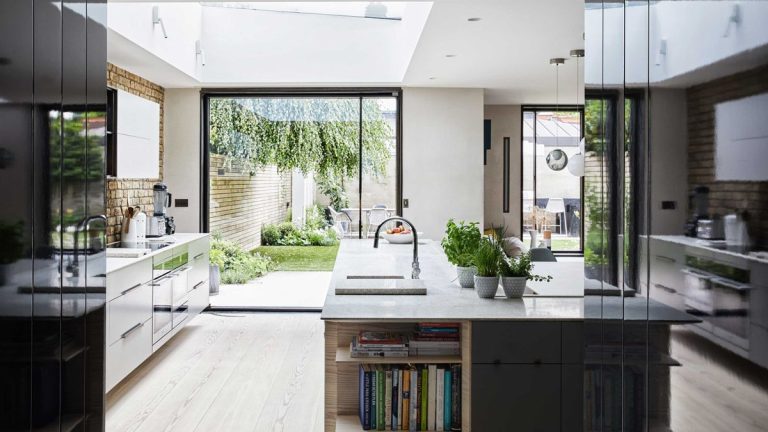 7 signes qu'il est temps de désencombrer votre maison - voici comment les experts y parviennent