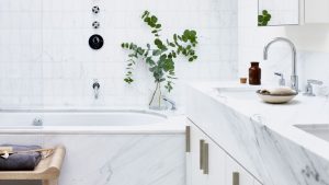 5 articles que les organisateurs professionnels disent être indispensables dans les petites salles de bains