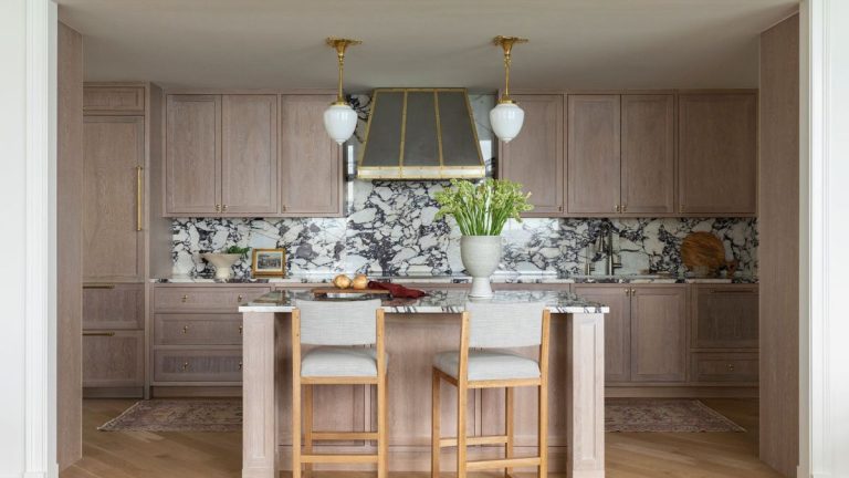 L’élégance européenne et les matériaux organiques créent un look luxueux dans un gratte-ciel de Chicago – la cuisine est l’une des meilleures que nous ayons vues L'élégance européenne et les matériaux organiques créent un look luxueux dans un gratte-ciel de Chicago - la cuisine est l'une des meilleures que nous ayons vues