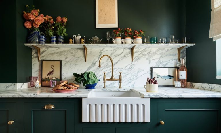 La couleur de vos armoires de cuisine doit-elle correspondre à la couleur de vos murs ?  Les designers d'intérieur interviennent