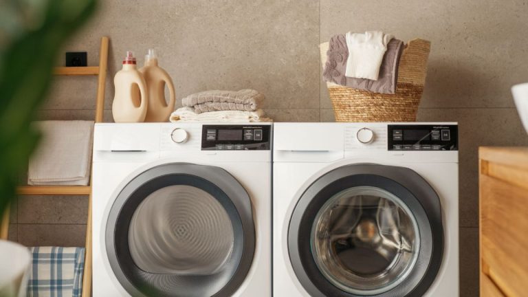 « Ne mettez jamais ces articles dans votre sèche-linge si vous ne voulez pas les endommager – et ça », avertissent les experts en blanchisserie "Ne mettez jamais ces articles dans votre sèche-linge si vous ne voulez pas les endommager - et ça", avertissent les experts en blanchisserie