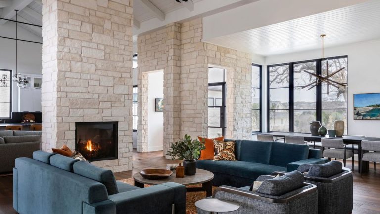 Créer des espaces zonés dans un plan ouvert moderne ?  Cette maison du Texas en fait un art