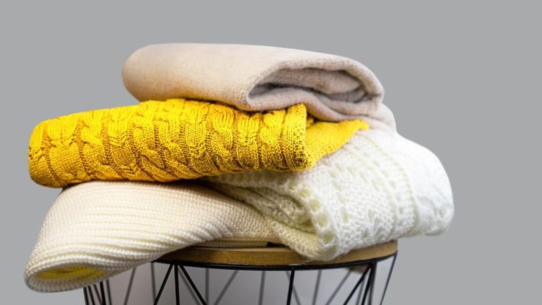 Comment enlever les peluches des vêtements et leur redonner leur éclat d'antan