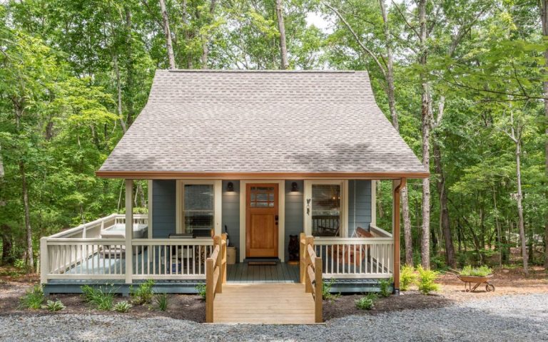 Cette maison ultra-petite située dans les montagnes Blue Ridge est une source inattendue d'inspiration pour la conception de petits espaces