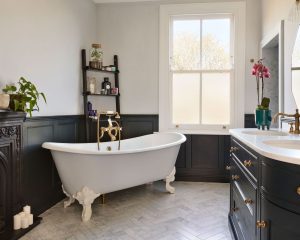 Tendances de salle de bains dépassées : 6 looks exagérés que les designers aiment éviter, et voici pourquoi vous devriez aussi