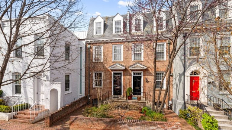 La maison de ville de DC où vivaient John et Jackie Kennedy lorsqu’ils étaient jeunes mariés est à vendre pour 2 millions de dollars La maison de ville de DC où vivaient John et Jackie Kennedy lorsqu'ils étaient jeunes mariés est à vendre pour 2 millions de dollars