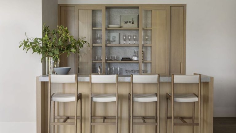 Cette maison de luxe défend les meubles intégrés – laissez-vous inspirer pour augmenter également le stockage dans votre espace