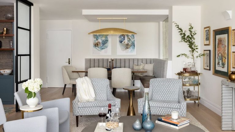 Le relooking moderne du milieu du siècle de cet appartement de Manhattan a un effet wow supplémentaire