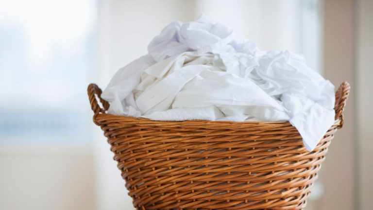 Puis-je sécher des vêtements blancs avec des couleurs ? Quelques conseils pour éviter les incidents de lessive Puis-je sécher des vêtements blancs avec des couleurs ? Conseils d'experts pour éviter les incidents de lessive