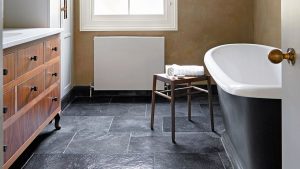 11 articles à ne pas ranger dans une armoire de salle de bain, et ce que les experts disent de faire à la place