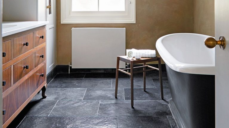 11 articles à ne pas ranger dans une armoire de salle de bain, et ce que les experts disent de faire à la place