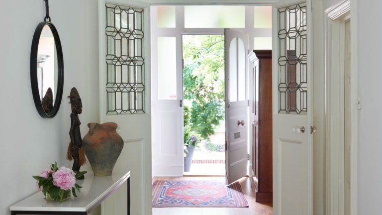 6 couleurs que vous ne devriez jamais peindre dans une petite entrée – et quelles nuances vous devriez utiliser à la place