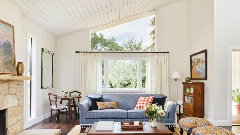 Les fans du style côtier britannique traditionnel adoreront tous cette jolie et lumineuse maison californienne
