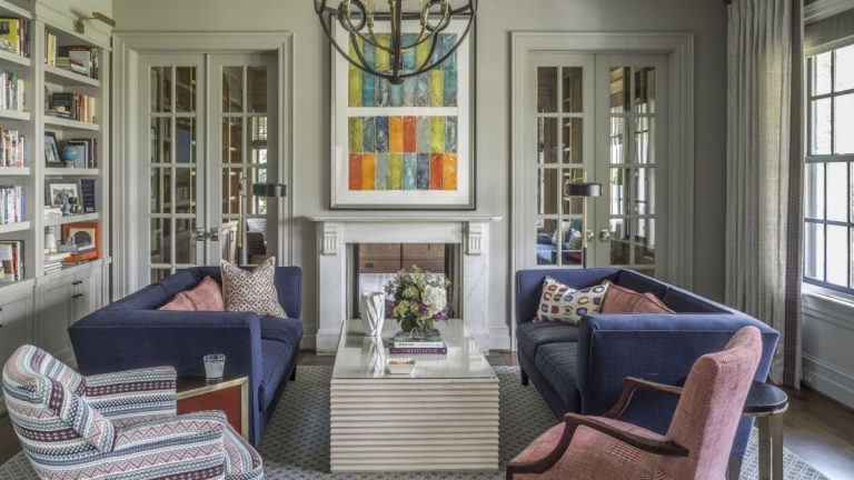 Comment créer un look traditionnel dans une toute nouvelle maison ?  Cette maison de Virginie a tout à fait raison