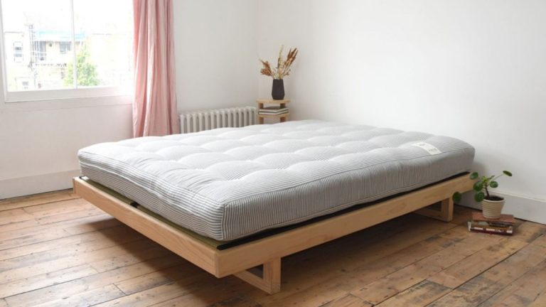 Qu'est-ce qu'un matelas futon ?  Tout ce qu'il faut savoir sur ce lit pliant flexible