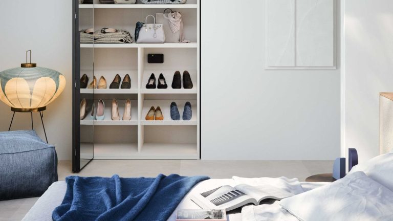 Comment organiser les chaussures dans un petit placard – 5 méthodes expertes