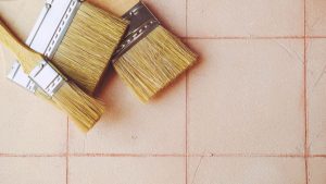 Pouvez-vous peindre des carreaux de salle de bain?  Les peintres professionnels ont leur mot à dire sur les sols, les douches et les murs