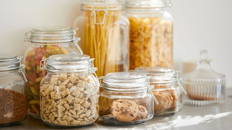 Des organisateurs professionnels expliquent comment organiser une cuisine sans bacs en plastique Des organisateurs professionnels expliquent comment organiser une cuisine sans bacs en plastique
