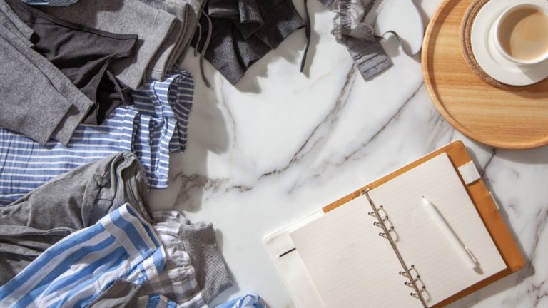 Les 10 règles pour désencombrer les vêtements que les organisateurs de maison suivent toujours