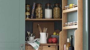 Comment organiser les armoires dans une petite cuisine pour plus de facilité et de fonctionnalité Comment organiser les armoires dans une petite cuisine pour plus de facilité et de fonctionnalité