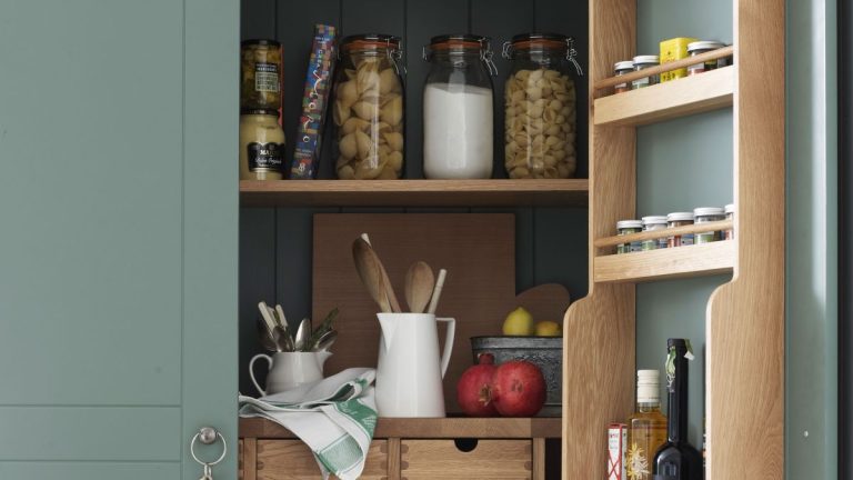 Comment organiser les armoires dans une petite cuisine pour plus de facilité et de fonctionnalité Comment organiser les armoires dans une petite cuisine pour plus de facilité et de fonctionnalité