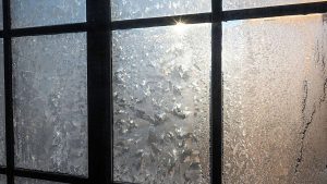Les deux principales causes du gel à l’intérieur des fenêtres et trois moyens de l’éviter