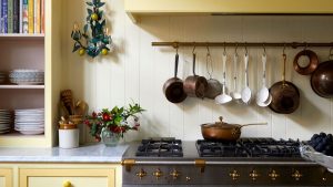 Où ranger les casseroles et poêles dans une petite cuisine – 7 solutions de rangement simples pour les ustensiles encombrants