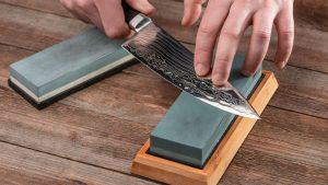 Cette astuce de chef pour aiguiser les couteaux de cuisine vous permettra de vous préparer comme un pro Cette astuce de chef pour aiguiser les couteaux de cuisine vous permettra de vous préparer comme un pro