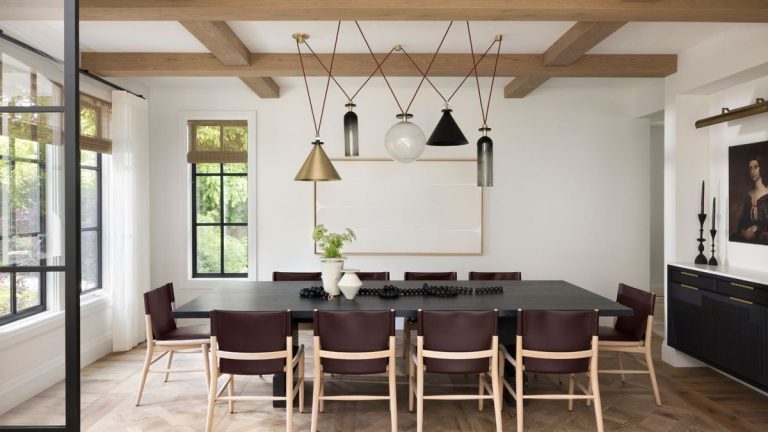 Oui, vous pouvez tout avoir : l’élégance décontractée et les finitions luxueuses et élégantes sont parfaitement équilibrées dans cette maison accueillante. Oui, vous pouvez tout avoir : l'élégance décontractée et les finitions luxueuses et élégantes sont parfaitement équilibrées dans cette maison accueillante.