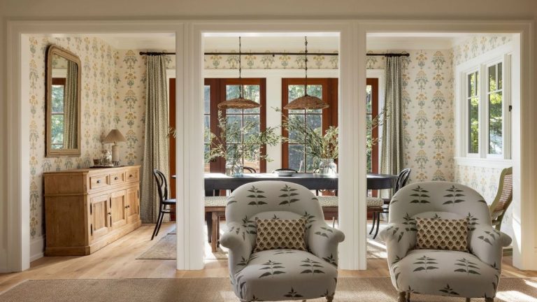 Des meubles vintage et des imprimés patrimoniaux donnent à cette maison californienne historique un look très actuel Des meubles vintage et des imprimés patrimoniaux donnent à cette maison californienne historique un look très actuel