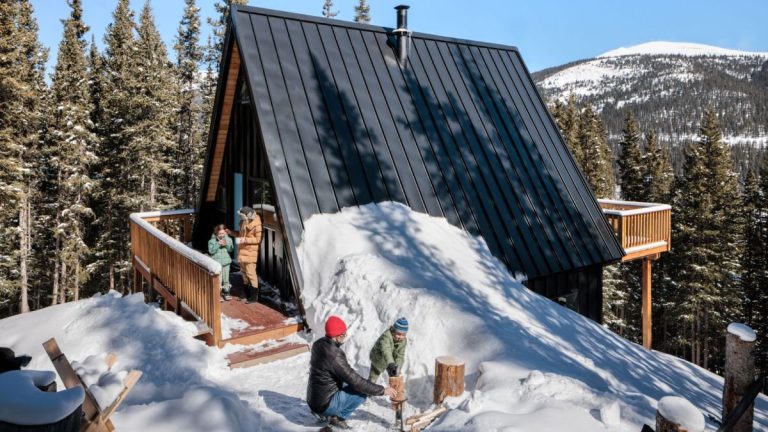 Cette maison de cabane transforme le style des années 1970 et le minimalisme épuré en une combinaison gagnante Cette maison de cabane transforme le style des années 1970 et le minimalisme épuré en une combinaison gagnante