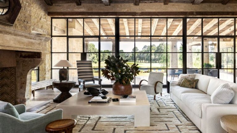 Le style ferme est repensé dans le luxe dans cette maison de campagne de caractère
