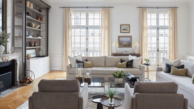 Cette maison parisienne allie des notes de design américain classique avec un style français sans effort