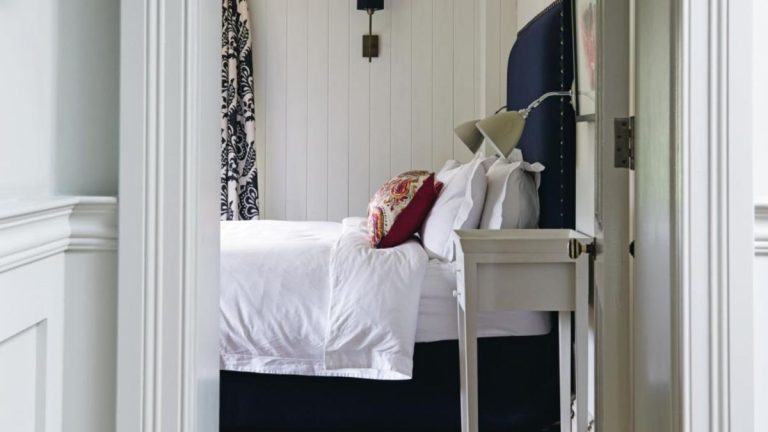 Quelle est la meilleure direction pour dormir ?  Pourquoi dormir au nord-sud pourrait être meilleur pour votre bien-être