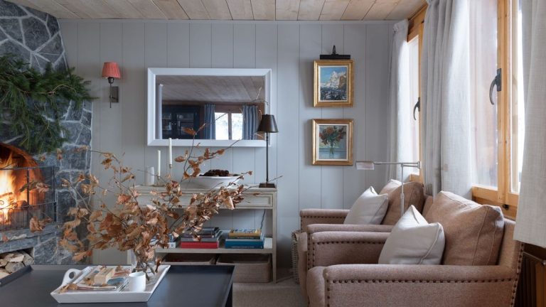 Le rustique moderne rencontre le charme de la vieille école dans ce chalet suisse chaleureux et accueillant