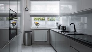 C'est ici que mettre une poubelle dans une petite cuisine, selon les designers