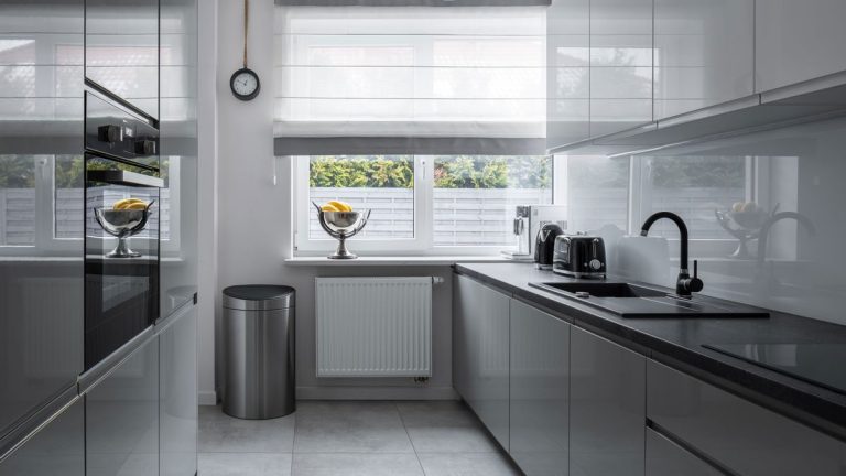 C’est ici que mettre une poubelle dans une petite cuisine, selon les designers C'est ici que mettre une poubelle dans une petite cuisine, selon les designers