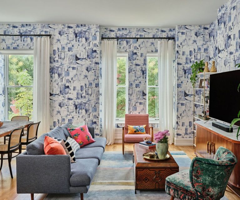 Une petite maison qui embrasse la couleur et les motifs ? Cet espace maximaliste vous montre comment procéder Une petite maison qui embrasse la couleur et les motifs ? Cet espace maximaliste vous montre comment procéder