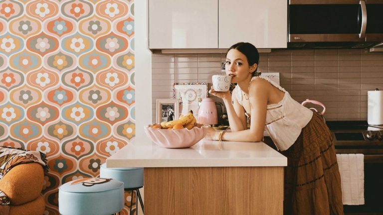 L'appartement d'Iris Apatow à Los Angeles est un rêve rétro – et vous pouvez acheter ses pièces préférées chez Urban Outfitters