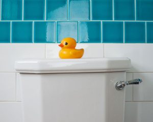 Comment réparer des toilettes qui coulent – ​​en 6 étapes simples