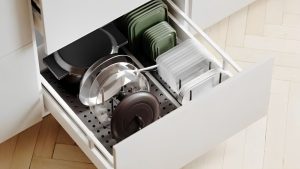 Cet organisateur de casseroles change la donne pour les tiroirs à casseroles chaotiques – c’est seulement 22 $ chez Williams Sonoma Cet organisateur de casseroles change la donne pour les tiroirs à casseroles chaotiques – c'est seulement 22 $ chez Williams Sonoma