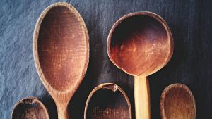 Je suis un passionné de cuisine à domicile – voici comment je nettoie et désinfecte mes cuillères en bois