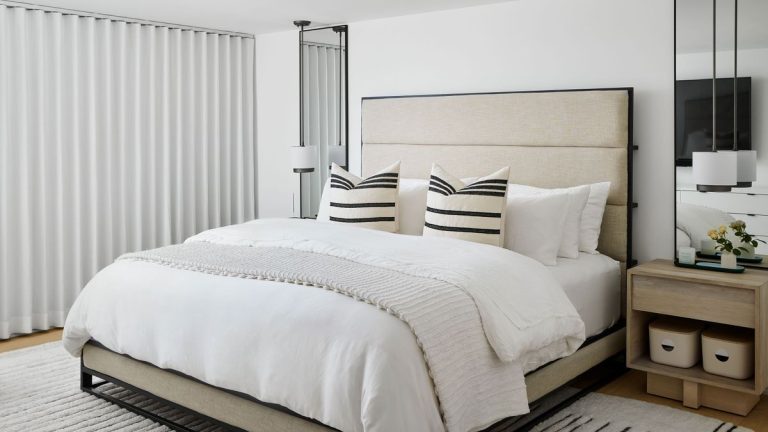 Des articles à ranger sur votre table de nuit pour mieux dormir, selon les experts