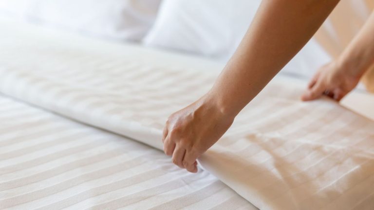 La première chose que vous devriez nettoyer dans une chambre – pour rendre le travail moins cauchemardesque