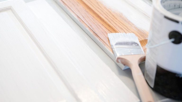 Comment peindre des armoires sans poncer – 6 étapes simples réalisées par des professionnels Comment peindre des armoires sans poncer – 6 étapes simples réalisées par des professionnels