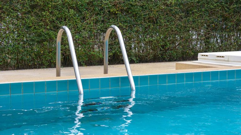 Comment alourdir les marches de la piscine – tactiques simples pour sécuriser l’accès