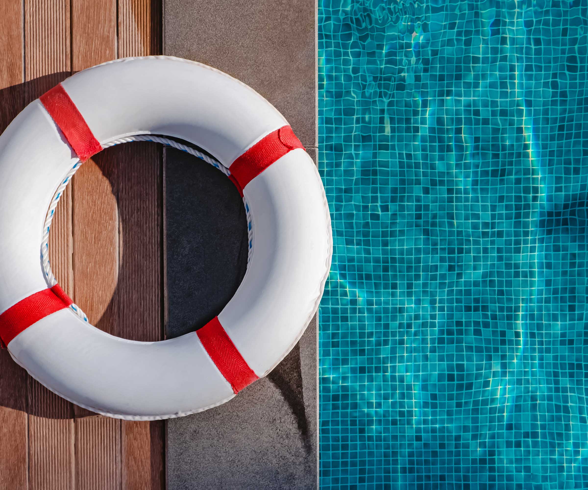 bouée de sauvetage au bord de la piscine